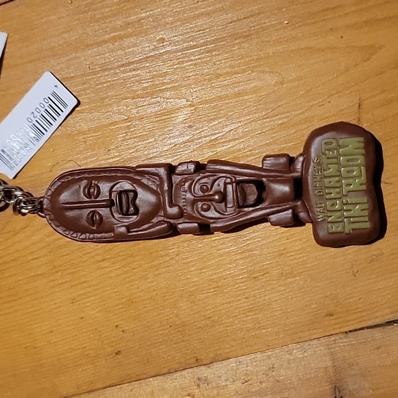 New Disney enchanted tiki room keychain - Picture 3 of 3